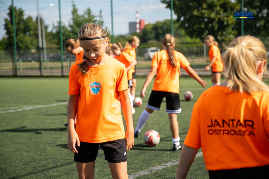 Wakacyjne treningi piłki ręcznej dziewcząt - fot. MOSIR Ostrołęka - zdjęcie #3 - eOstroleka.pl