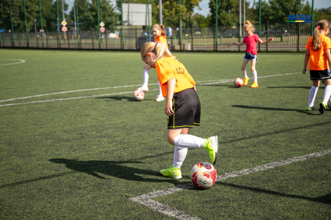 Wakacyjne treningi piłki ręcznej dziewcząt - fot. MOSIR Ostrołęka - zdjęcie #1 - eOstroleka.pl