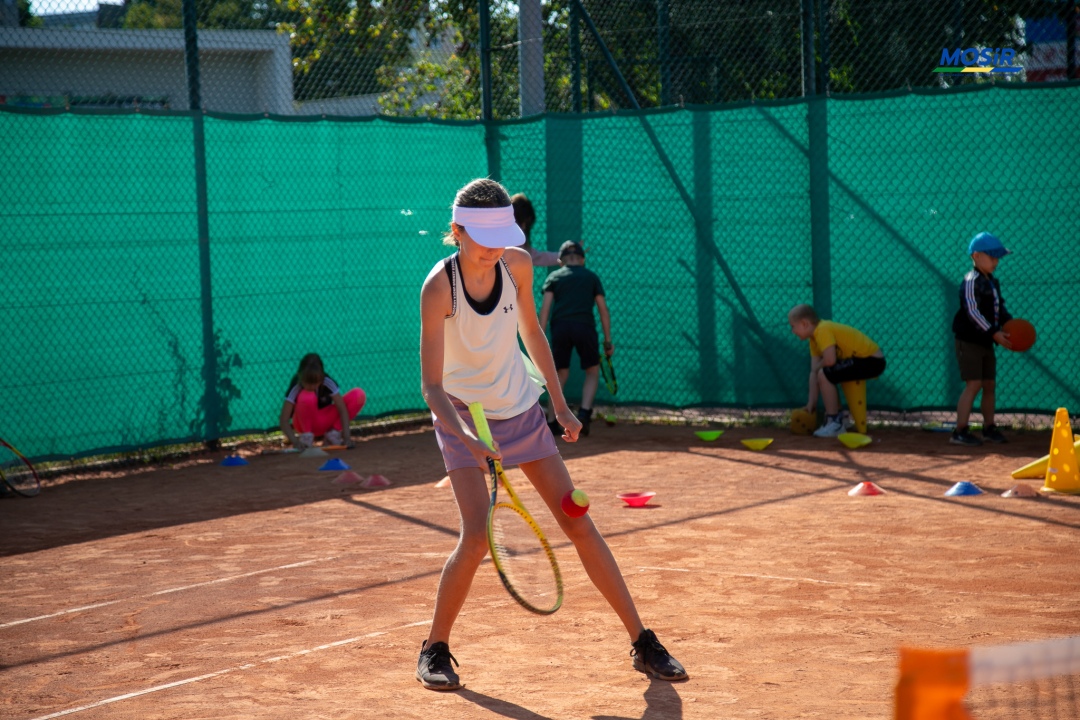 Wakacyjne treningi tenisa - fot. MOSIR Ostrołęka - zdjęcie #17 - eOstroleka.pl