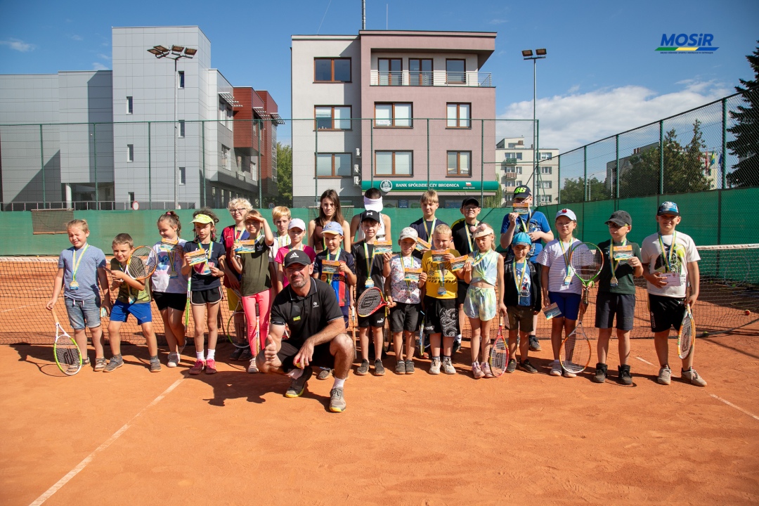 Wakacyjne treningi tenisa - fot. MOSIR Ostrołęka - zdjęcie #1 - eOstroleka.pl