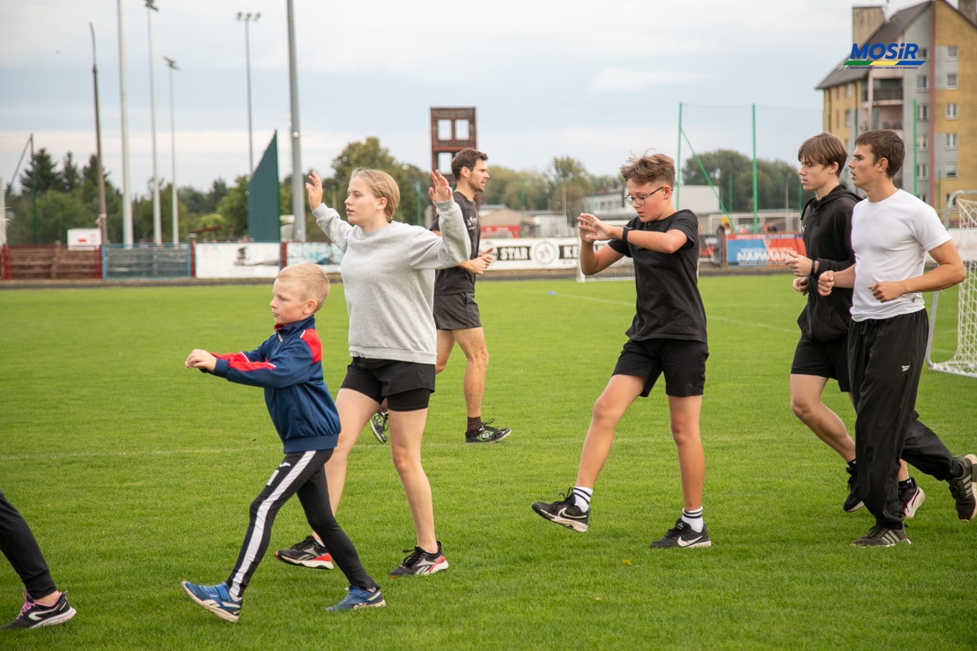 Wakacyjne treningi lekkiej atletyki - fot. MOSIR Ostrołęka - zdjęcie #10 - eOstroleka.pl