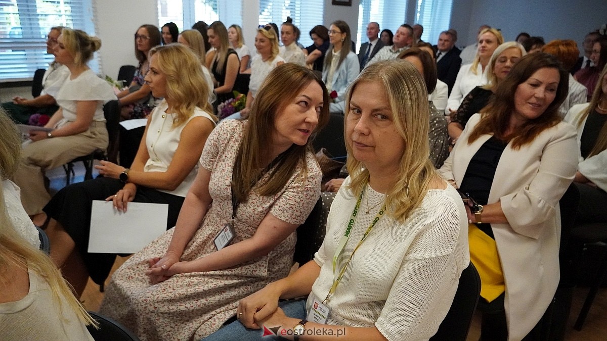 Uroczyste wręczenia aktów mianowania nowym nauczycielom w Ostrołęce [28.08.2025] - zdjęcie #75 - eOstroleka.pl