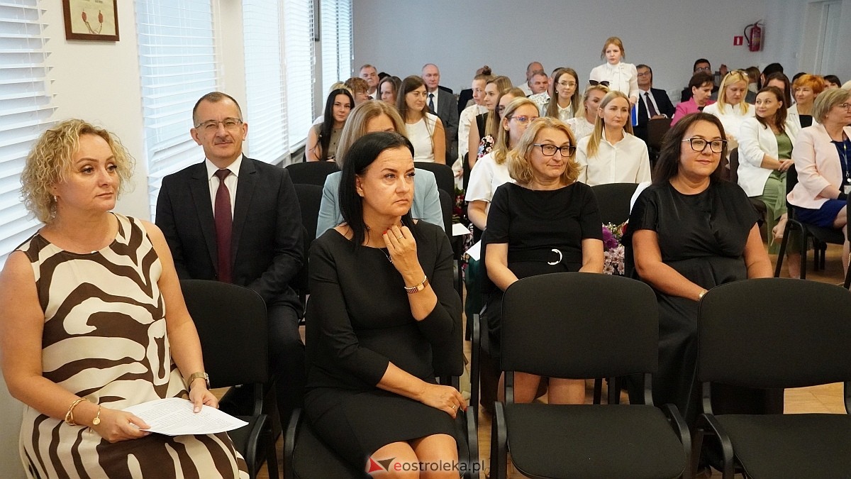 Uroczyste wręczenia aktów mianowania nowym nauczycielom w Ostrołęce [28.08.2025] - zdjęcie #73 - eOstroleka.pl