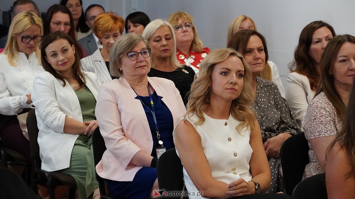 Uroczyste wręczenia aktów mianowania nowym nauczycielom w Ostrołęce [28.08.2025] - zdjęcie #68 - eOstroleka.pl