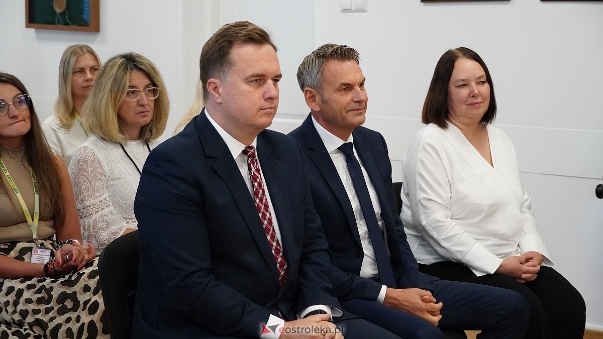 Uroczyste wręczenia aktów mianowania nowym nauczycielom w Ostrołęce [28.08.2025] - zdjęcie #58 - eOstroleka.pl
