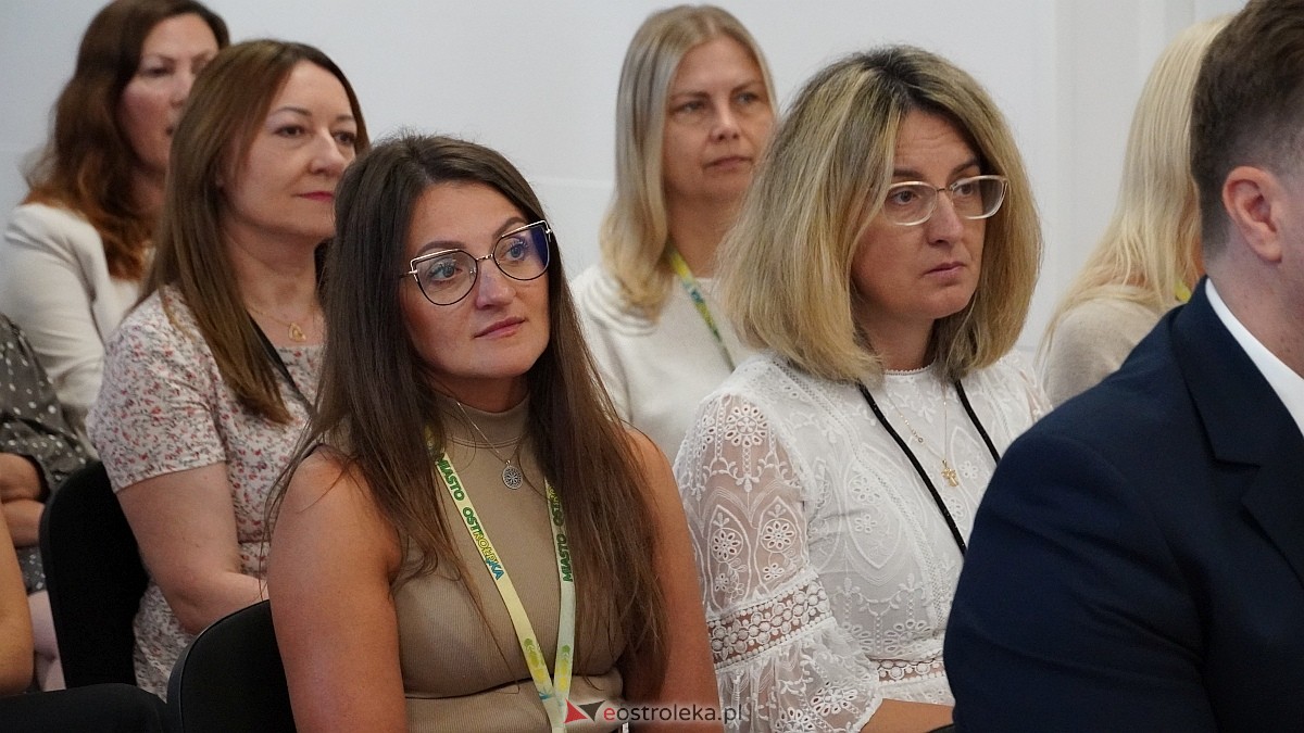 Uroczyste wręczenia aktów mianowania nowym nauczycielom w Ostrołęce [28.08.2025] - zdjęcie #56 - eOstroleka.pl