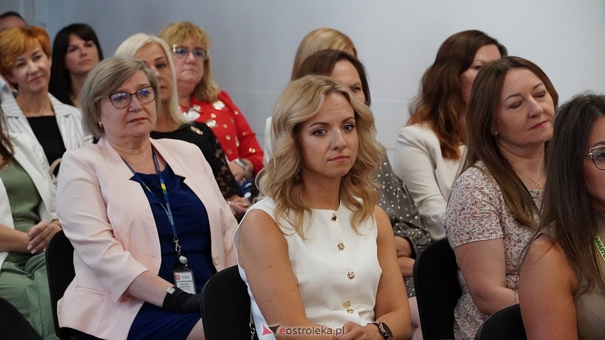 Uroczyste wręczenia aktów mianowania nowym nauczycielom w Ostrołęce [28.08.2025] - zdjęcie #54 - eOstroleka.pl