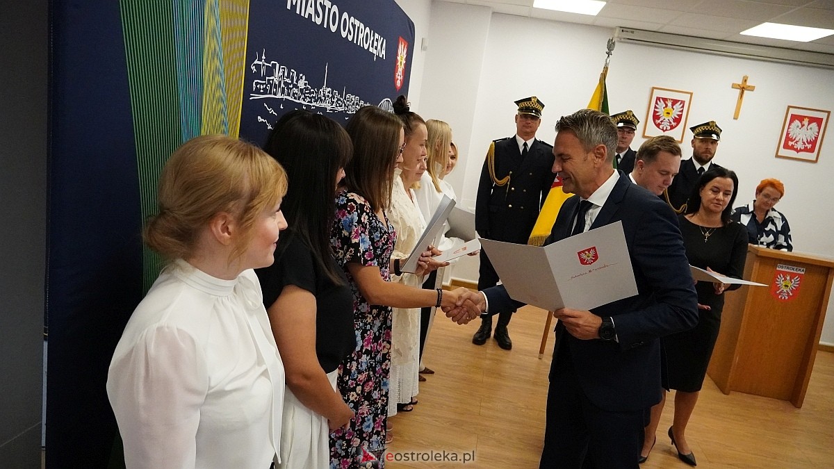 Uroczyste wręczenia aktów mianowania nowym nauczycielom w Ostrołęce [28.08.2025] - zdjęcie #44 - eOstroleka.pl