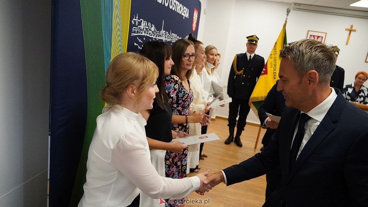 Uroczyste wręczenia aktów mianowania nowym nauczycielom w Ostrołęce [28.08.2025] - zdjęcie #41 - eOstroleka.pl