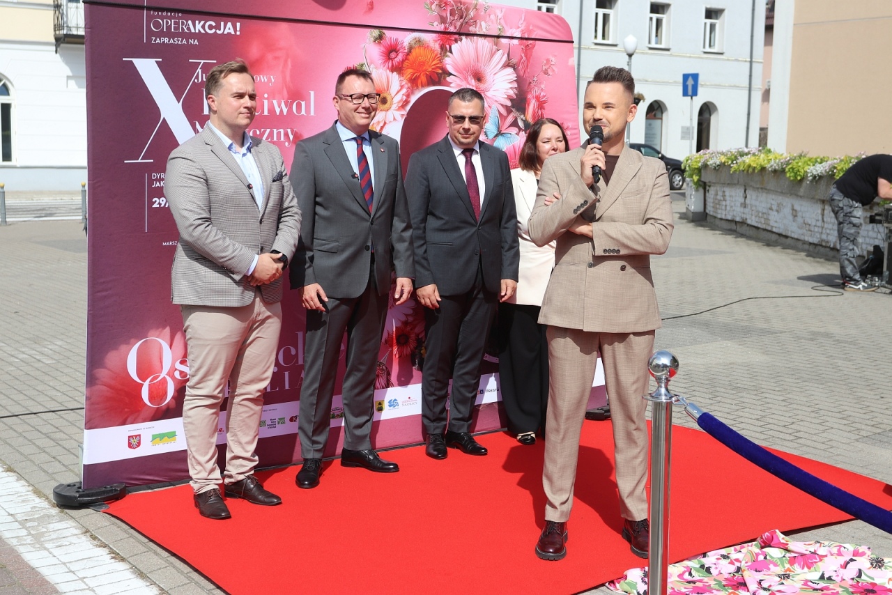 Odsłonięcie nuty Wiesława Ochmana [29.08.2025] - zdjęcie #22 - eOstroleka.pl