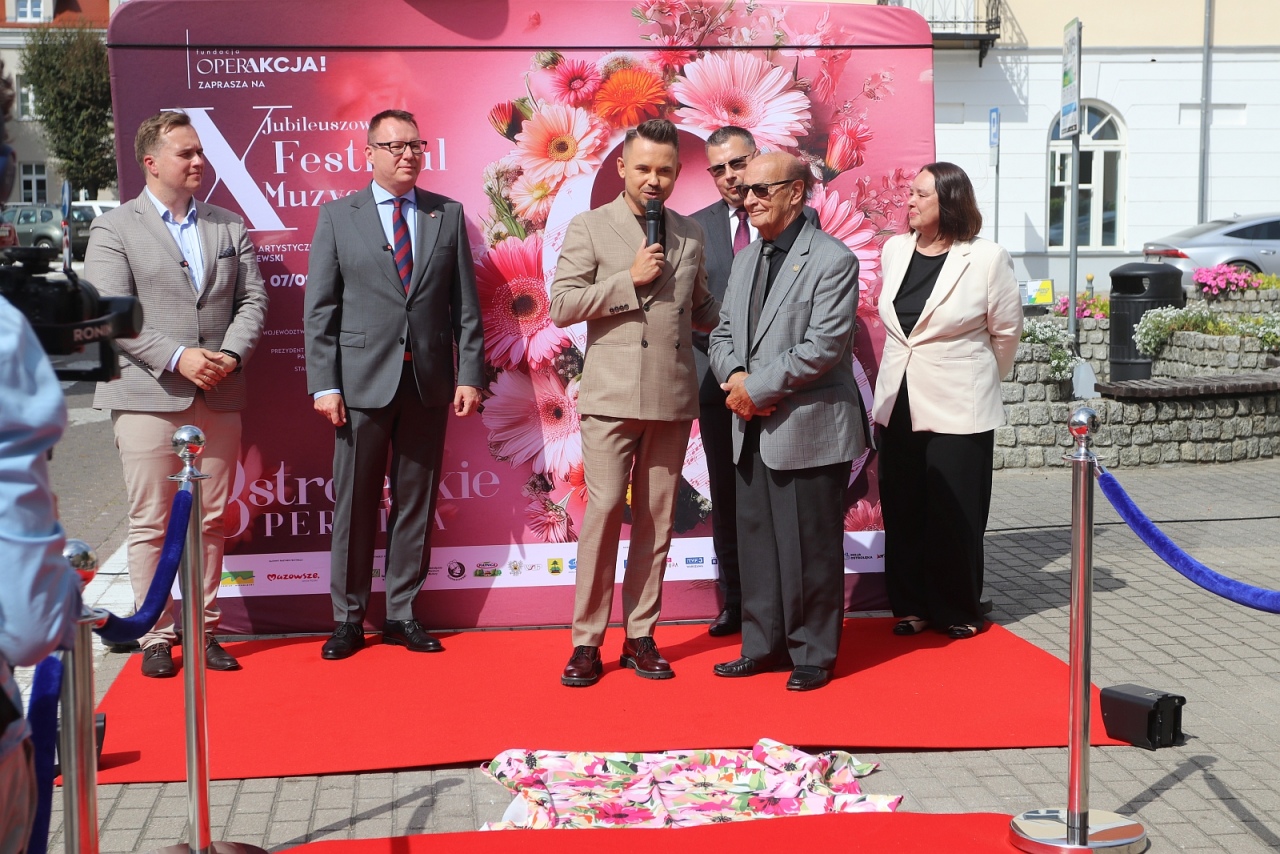 Odsłonięcie nuty Wiesława Ochmana [29.08.2025] - zdjęcie #9 - eOstroleka.pl