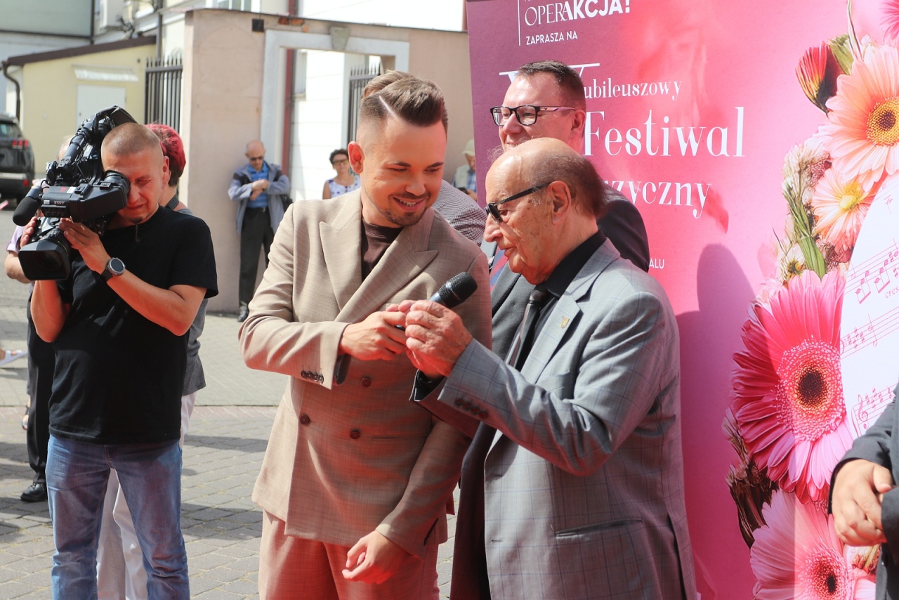 Odsłonięcie nuty Wiesława Ochmana [29.08.2025] - zdjęcie #5 - eOstroleka.pl