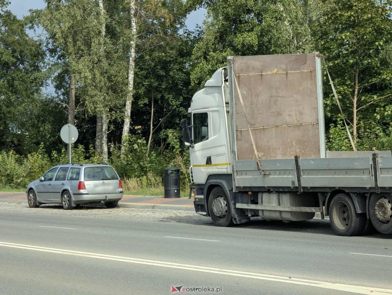 Kolizja na rondzie przy Ostrowskiej [30.08.2025] - zdjęcie #15 - eOstroleka.pl