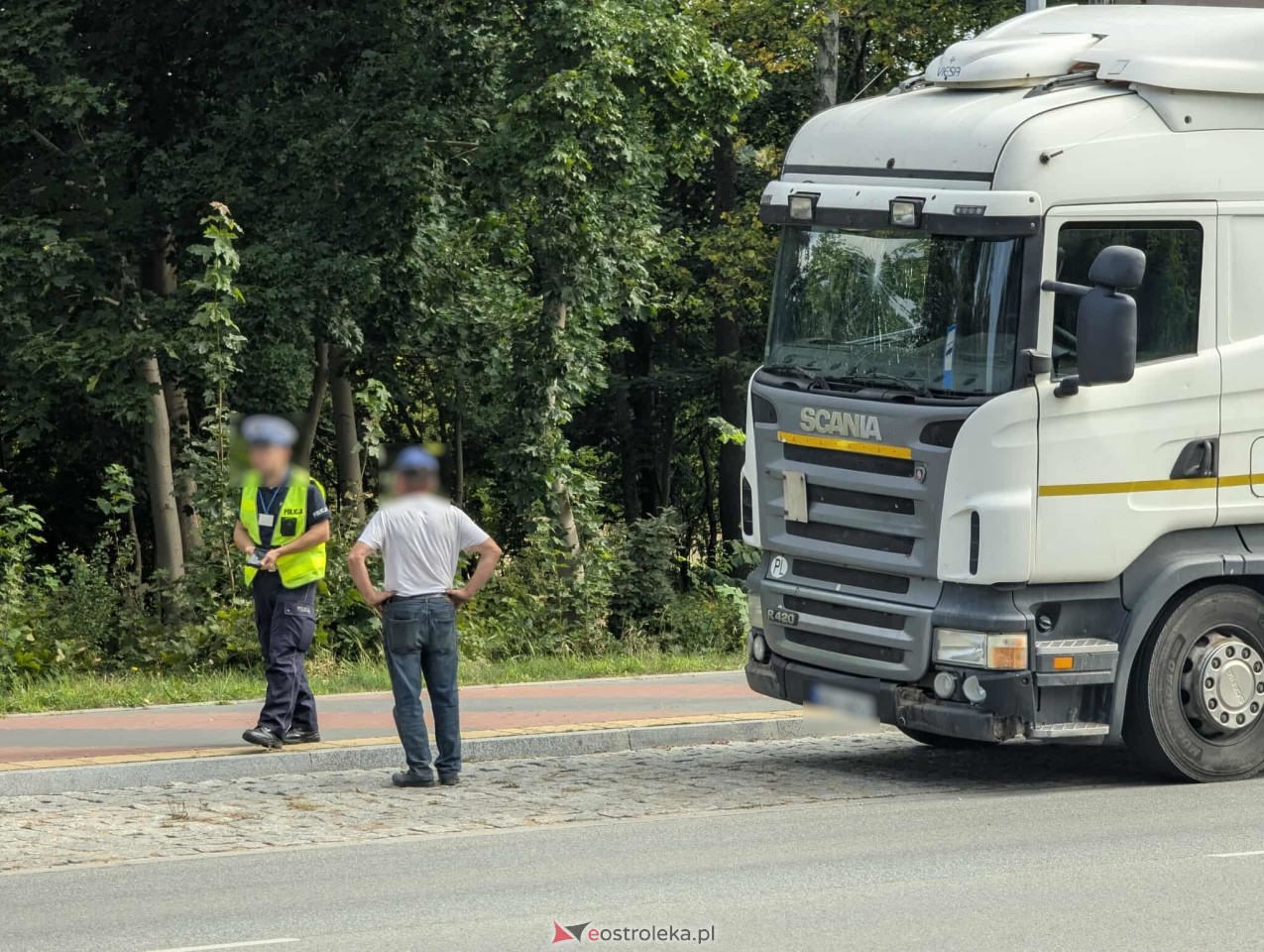 Kolizja na rondzie przy Ostrowskiej [30.08.2025] - zdjęcie #13 - eOstroleka.pl