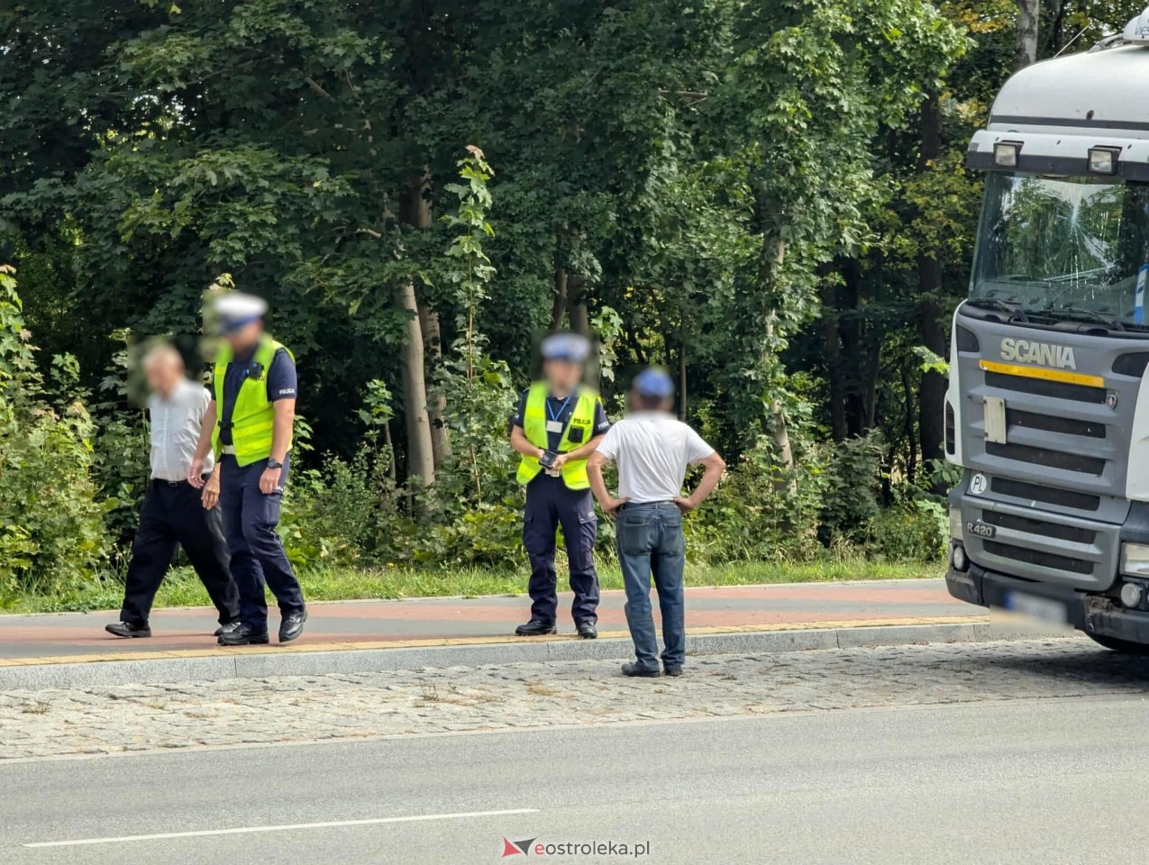 Kolizja na rondzie przy Ostrowskiej [30.08.2025] - zdjęcie #12 - eOstroleka.pl