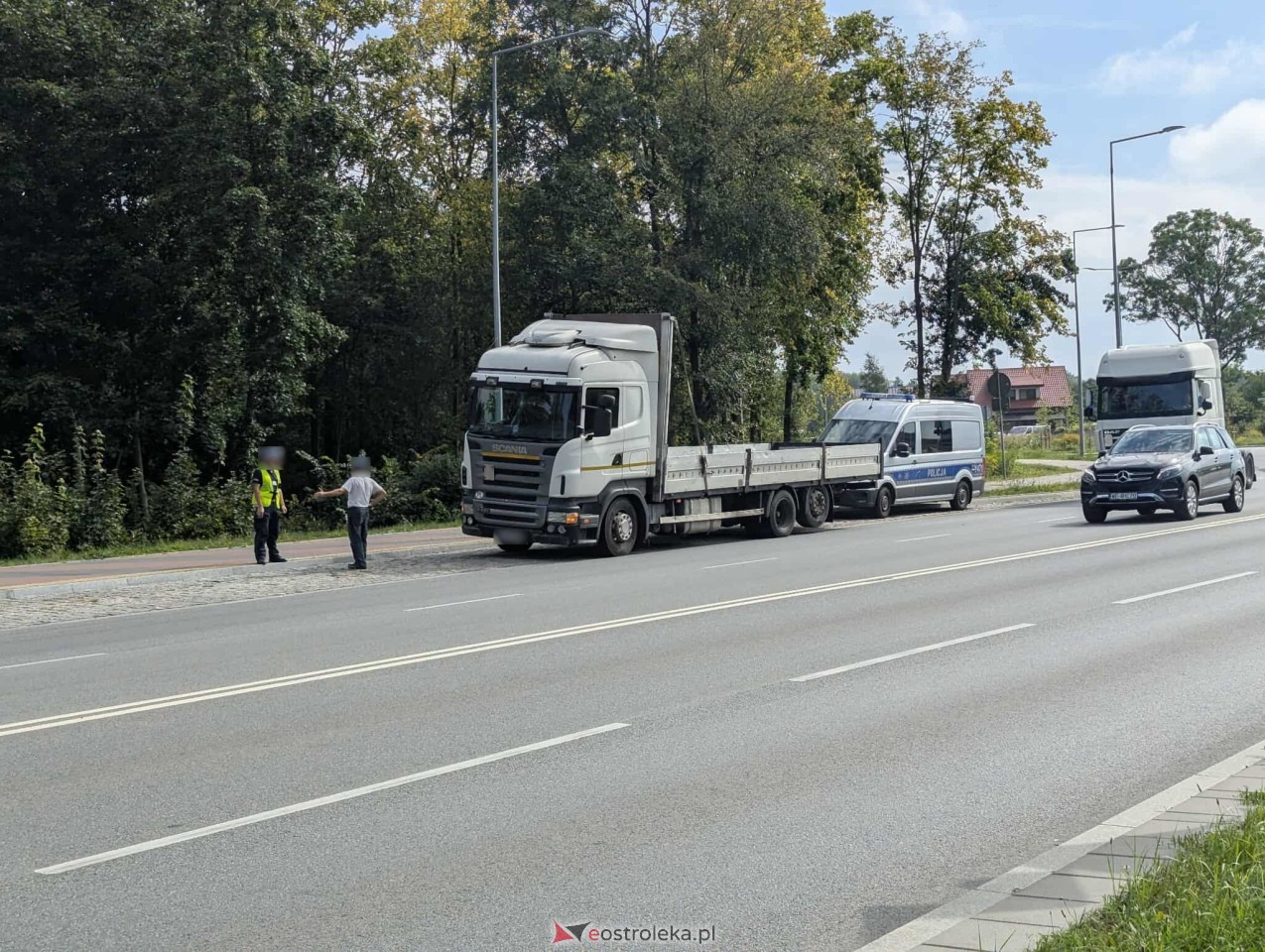 Kolizja na rondzie przy Ostrowskiej [30.08.2025] - zdjęcie #10 - eOstroleka.pl