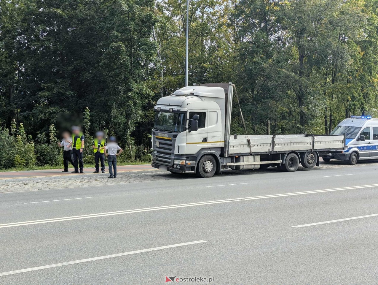 Kolizja na rondzie przy Ostrowskiej [30.08.2025] - zdjęcie #9 - eOstroleka.pl