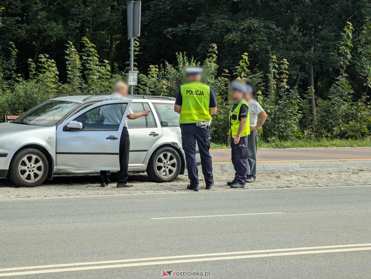 Kolizja na rondzie przy Ostrowskiej [30.08.2025] - zdjęcie #8 - eOstroleka.pl