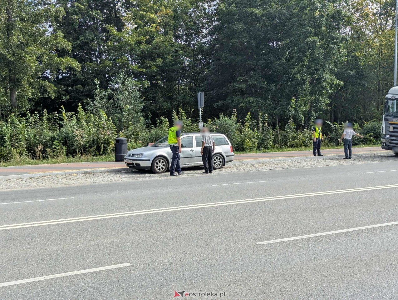 Kolizja na rondzie przy Ostrowskiej [30.08.2025] - zdjęcie #7 - eOstroleka.pl