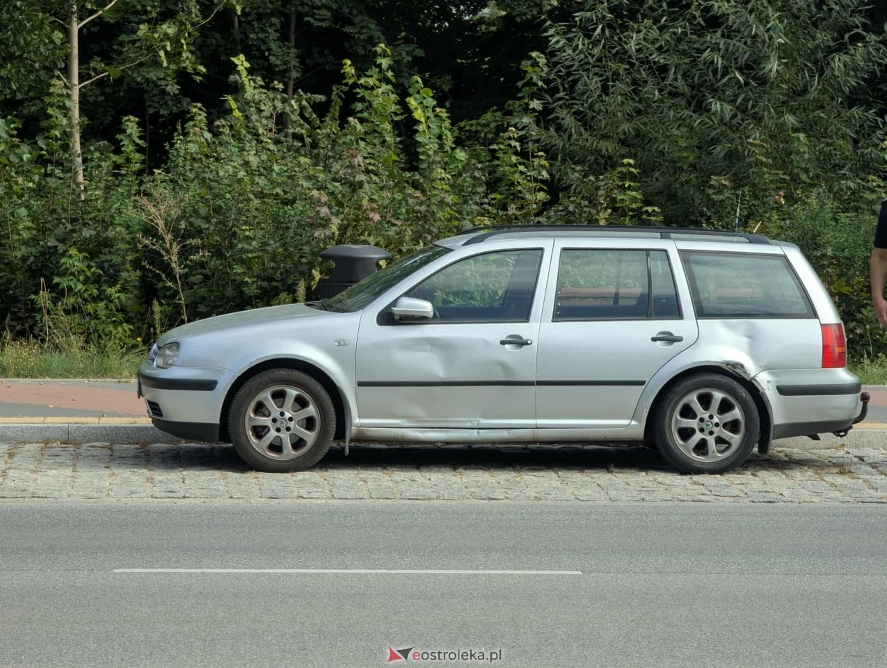 Kolizja na rondzie przy Ostrowskiej [30.08.2025] - zdjęcie #4 - eOstroleka.pl