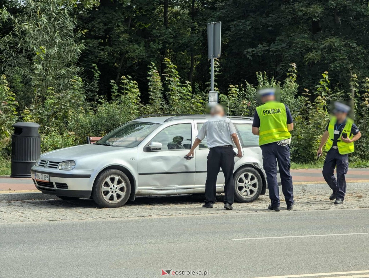 Kolizja na rondzie przy Ostrowskiej [30.08.2025] - zdjęcie #3 - eOstroleka.pl