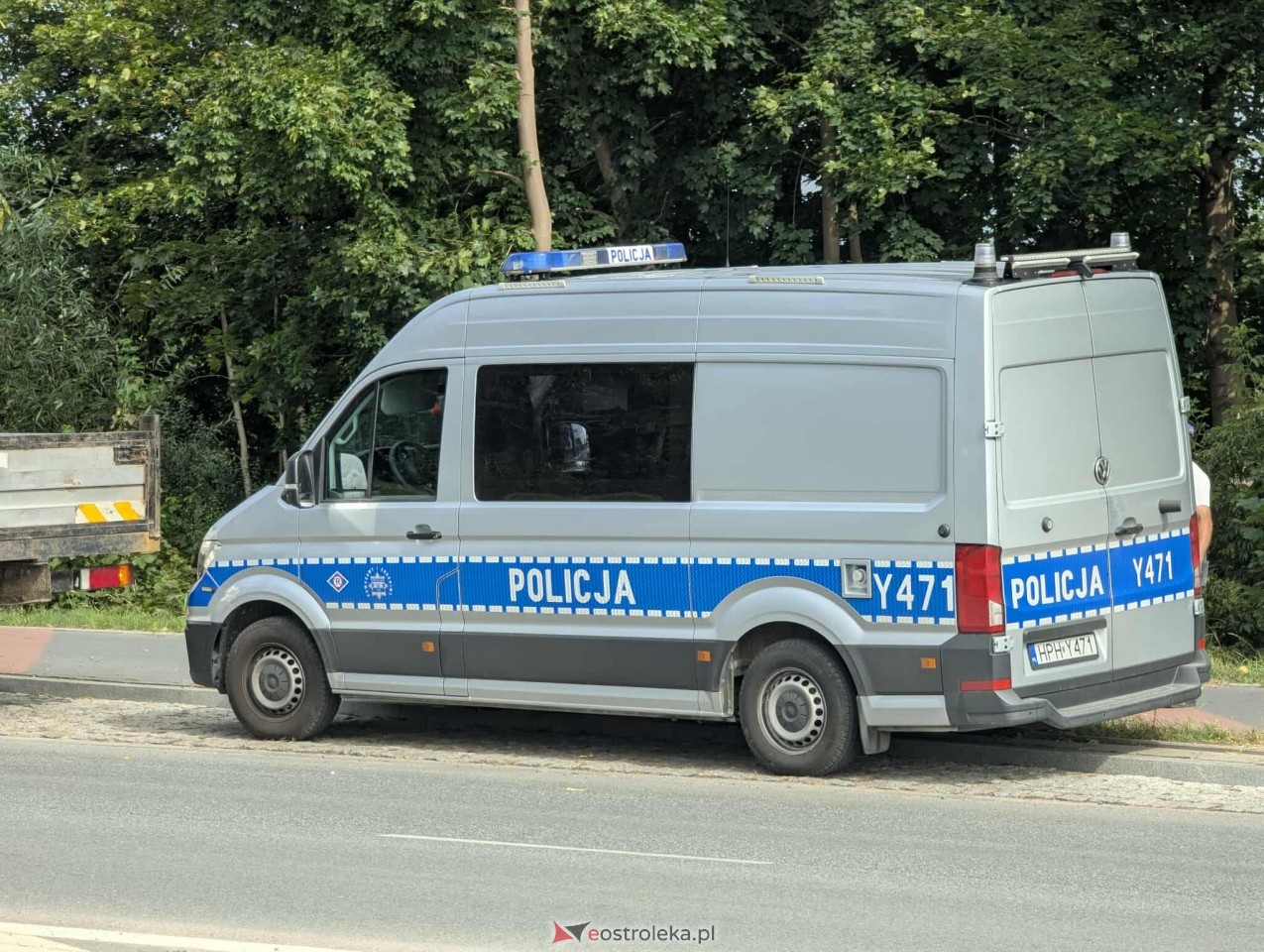 Kolizja na rondzie przy Ostrowskiej [30.08.2025] - zdjęcie #2 - eOstroleka.pl