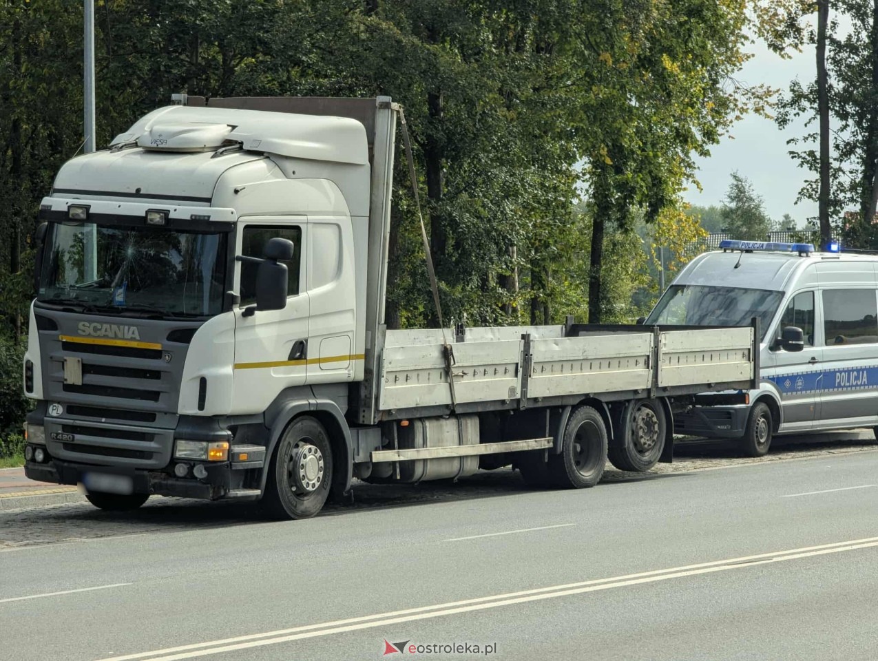 Kolizja na rondzie przy Ostrowskiej [30.08.2025] - zdjęcie #1 - eOstroleka.pl