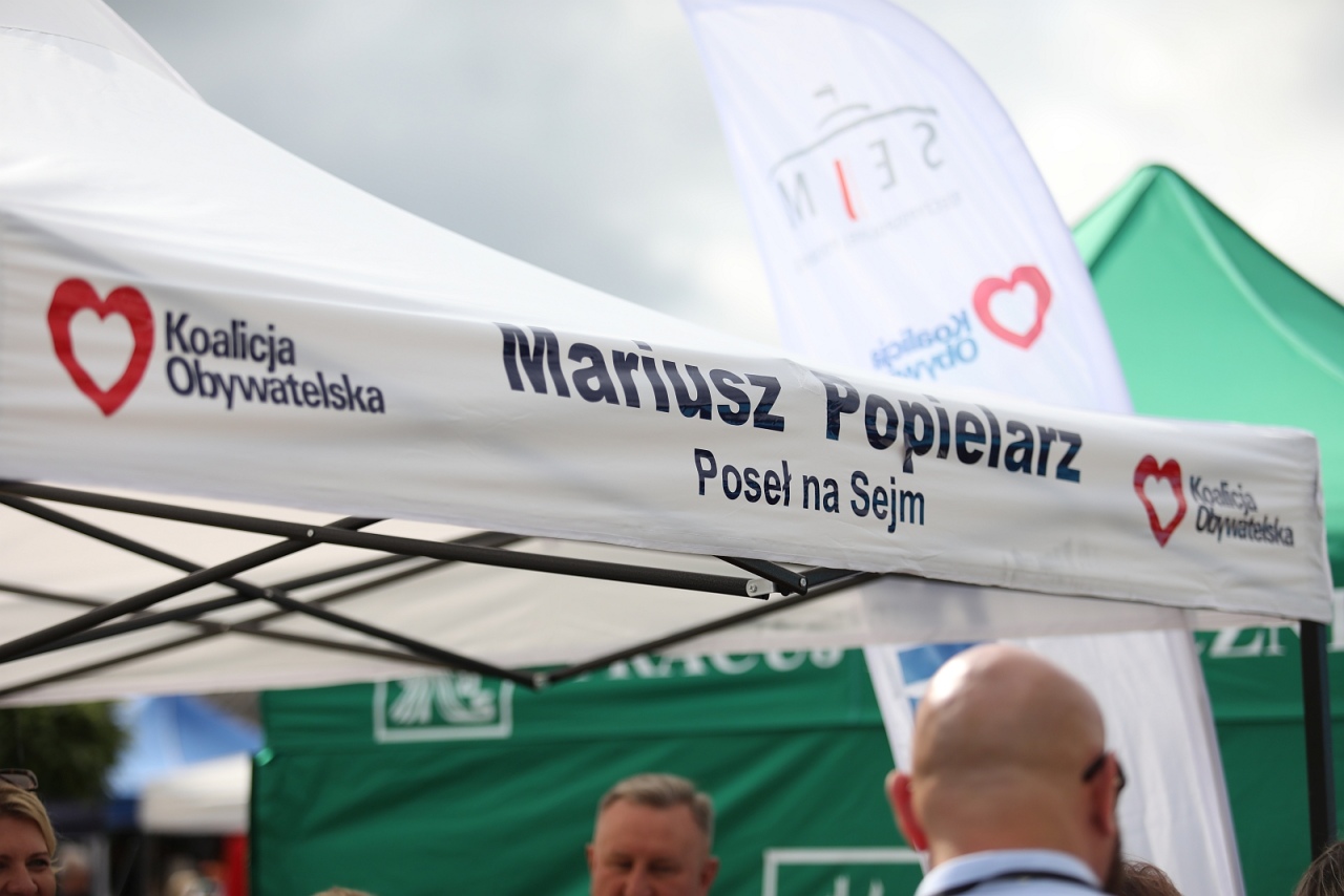 Mobilne biuro poselskie Mariusza Popielarza na Miodobraniu Kurpiowskim 2025 [31.08.2025] - zdjęcie #16 - eOstroleka.pl