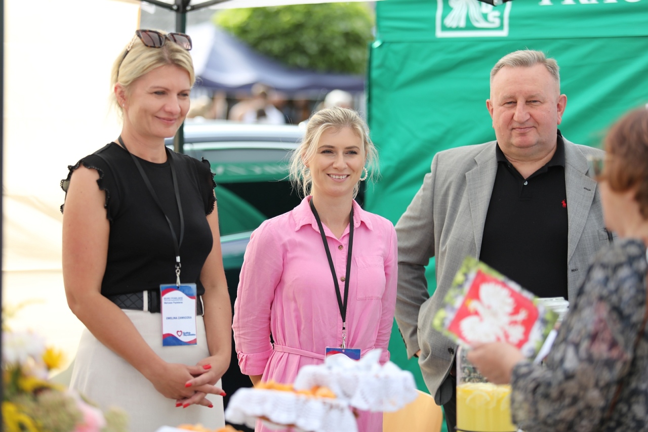 Mobilne biuro poselskie Mariusza Popielarza na Miodobraniu Kurpiowskim 2025 [31.08.2025] - zdjęcie #15 - eOstroleka.pl