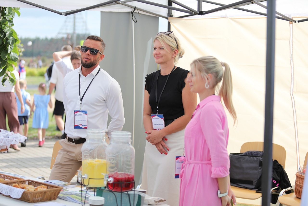 Mobilne biuro poselskie Mariusza Popielarza na Miodobraniu Kurpiowskim 2025 [31.08.2025] - zdjęcie #14 - eOstroleka.pl