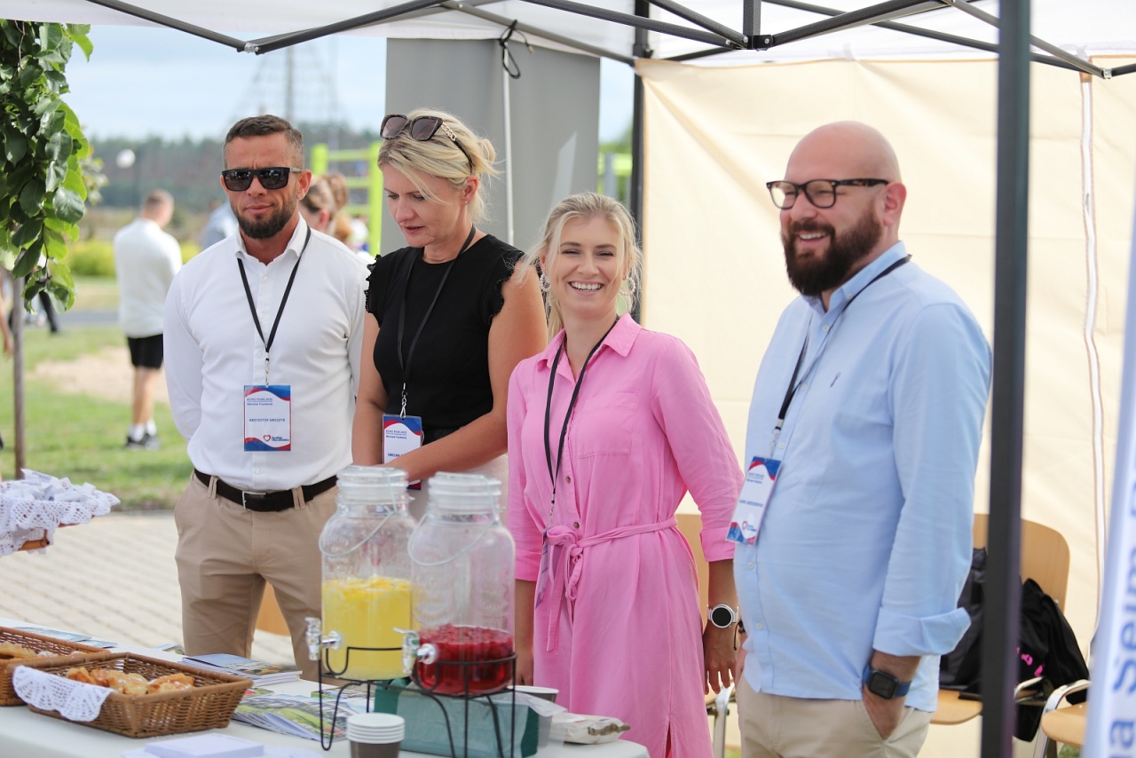 Mobilne biuro poselskie Mariusza Popielarza na Miodobraniu Kurpiowskim 2025 [31.08.2025] - zdjęcie #13 - eOstroleka.pl