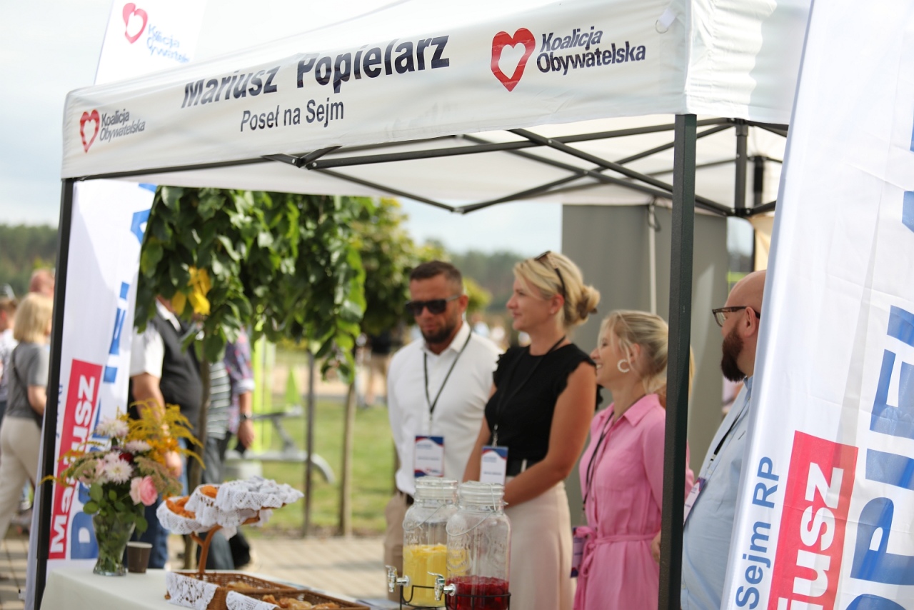 Mobilne biuro poselskie Mariusza Popielarza na Miodobraniu Kurpiowskim 2025 [31.08.2025] - zdjęcie #12 - eOstroleka.pl