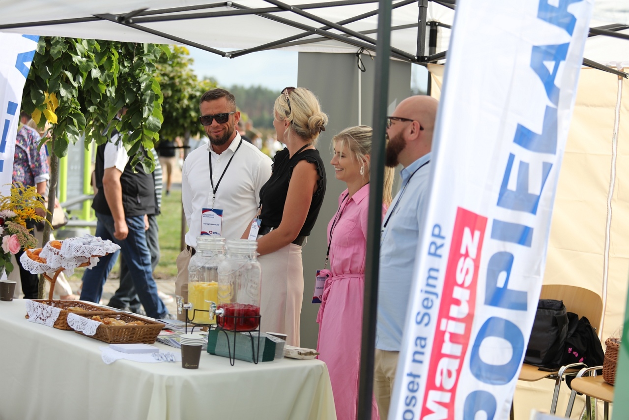 Mobilne biuro poselskie Mariusza Popielarza na Miodobraniu Kurpiowskim 2025 [31.08.2025] - zdjęcie #11 - eOstroleka.pl