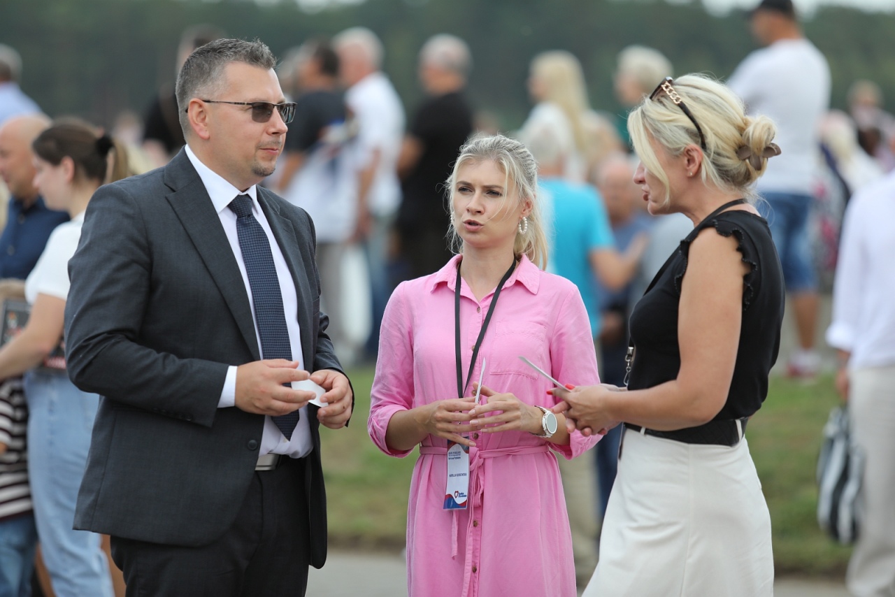 Mobilne biuro poselskie Mariusza Popielarza na Miodobraniu Kurpiowskim 2025 [31.08.2025] - zdjęcie #9 - eOstroleka.pl