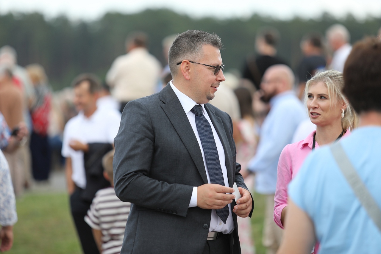 Mobilne biuro poselskie Mariusza Popielarza na Miodobraniu Kurpiowskim 2025 [31.08.2025] - zdjęcie #8 - eOstroleka.pl