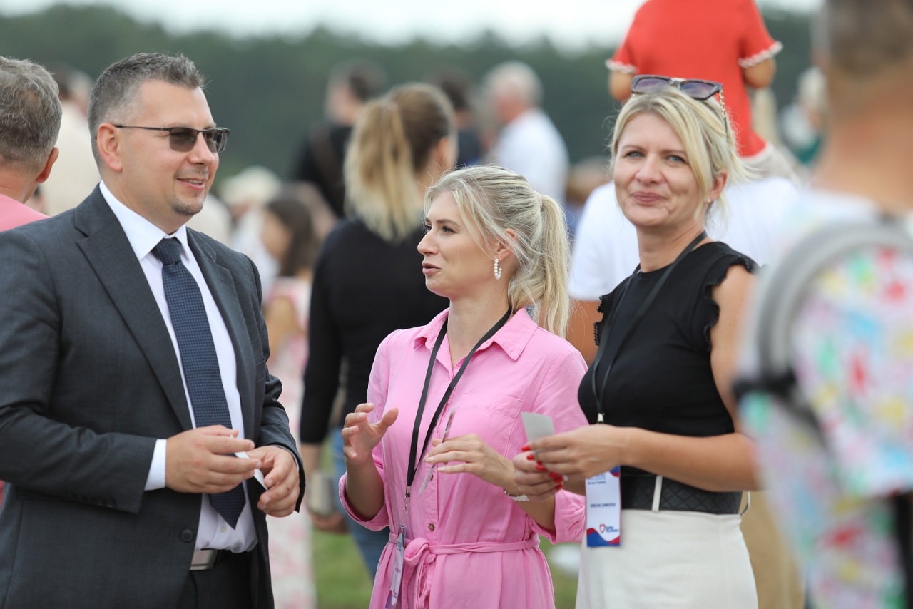 Mobilne biuro poselskie Mariusza Popielarza na Miodobraniu Kurpiowskim 2025 [31.08.2025] - zdjęcie #7 - eOstroleka.pl