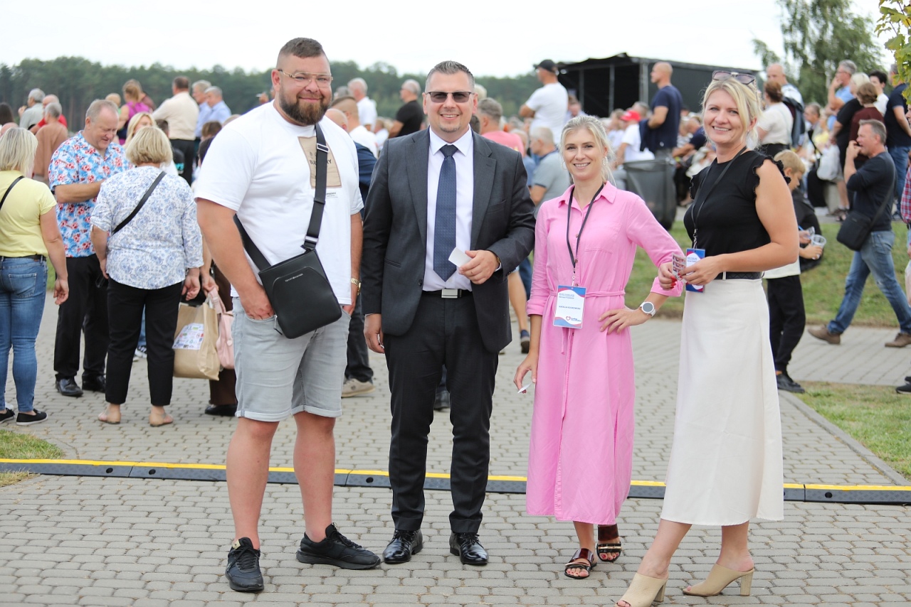 Mobilne biuro poselskie Mariusza Popielarza na Miodobraniu Kurpiowskim 2025 [31.08.2025] - zdjęcie #6 - eOstroleka.pl
