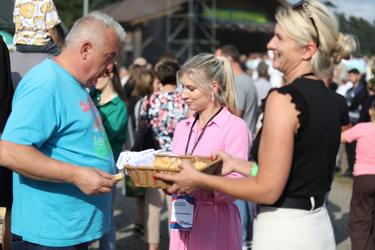 Mobilne biuro poselskie Mariusza Popielarza na Miodobraniu Kurpiowskim 2025 [31.08.2025] - zdjęcie #4 - eOstroleka.pl