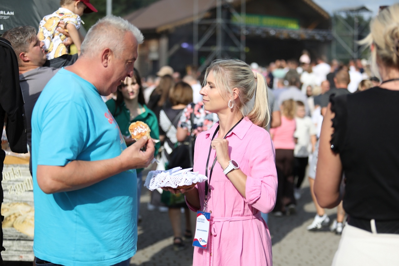 Mobilne biuro poselskie Mariusza Popielarza na Miodobraniu Kurpiowskim 2025 [31.08.2025] - zdjęcie #3 - eOstroleka.pl
