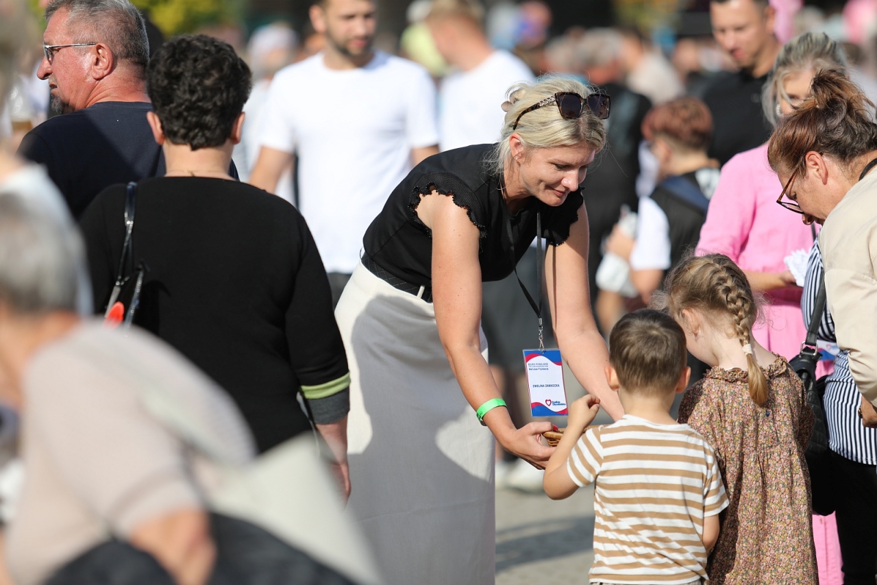 Mobilne biuro poselskie Mariusza Popielarza na Miodobraniu Kurpiowskim 2025 [31.08.2025] - zdjęcie #1 - eOstroleka.pl