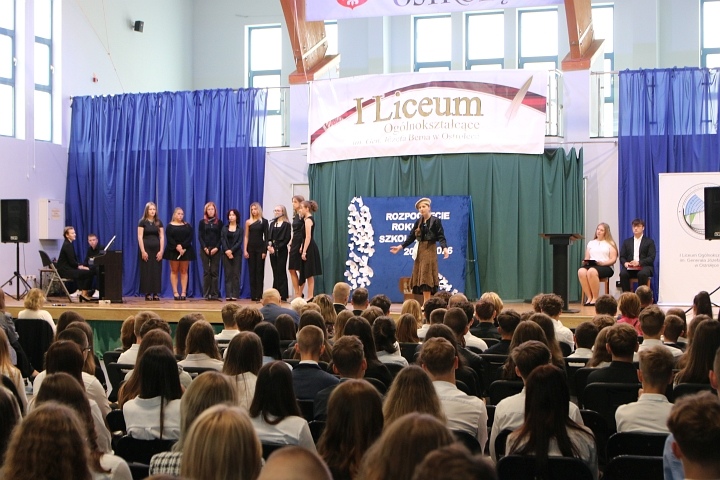 Rozpoczęcie roku szkolnego w 1 lo w Ostrołęce [01.09.2025] - zdjęcie #28 - eOstroleka.pl