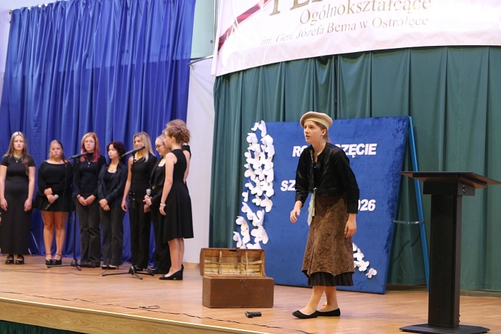 Rozpoczęcie roku szkolnego w 1 lo w Ostrołęce [01.09.2025] - zdjęcie #25 - eOstroleka.pl