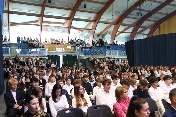 Rozpoczęcie roku szkolnego w 1 lo w Ostrołęce [01.09.2025] - zdjęcie #24 - eOstroleka.pl