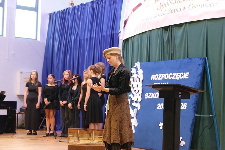Rozpoczęcie roku szkolnego w 1 lo w Ostrołęce [01.09.2025] - zdjęcie #23 - eOstroleka.pl