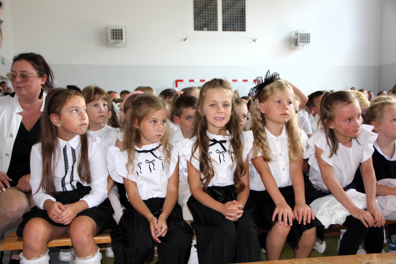 Uroczyste rozpoczęcie roku szkolnego 2025/26 w Dzbeninie [01.09.2025] - zdjęcie #52 - eOstroleka.pl