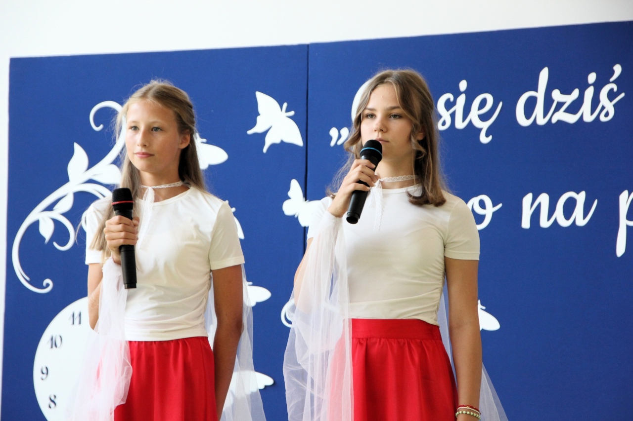 Uroczyste rozpoczęcie roku szkolnego 2025/26 w Dzbeninie [01.09.2025] - zdjęcie #40 - eOstroleka.pl