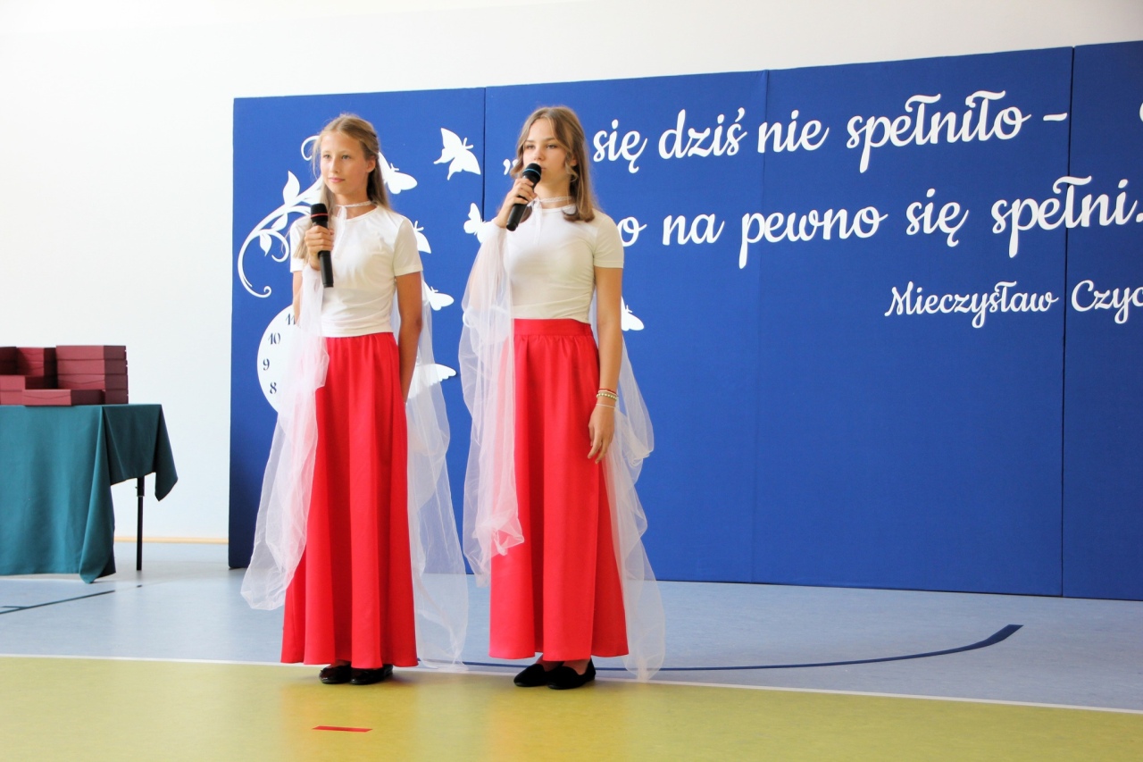 Uroczyste rozpoczęcie roku szkolnego 2025/26 w Dzbeninie [01.09.2025] - zdjęcie #35 - eOstroleka.pl