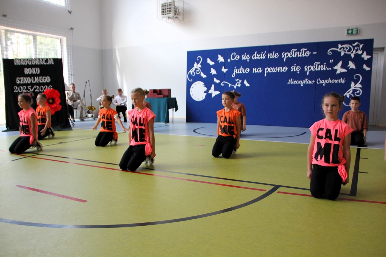 Uroczyste rozpoczęcie roku szkolnego 2025/26 w Dzbeninie [01.09.2025] - zdjęcie #31 - eOstroleka.pl