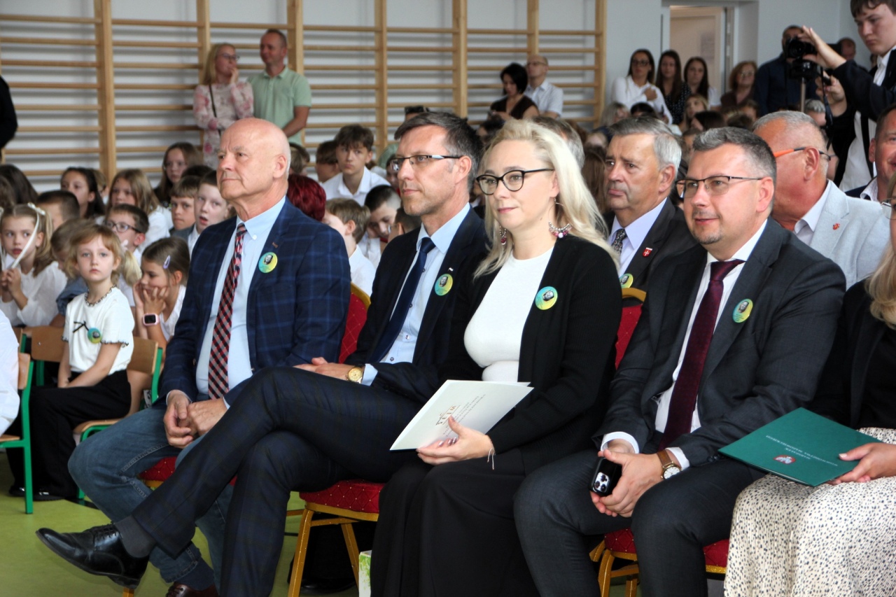 Uroczyste rozpoczęcie roku szkolnego 2025/26 w Dzbeninie [01.09.2025] - zdjęcie #30 - eOstroleka.pl