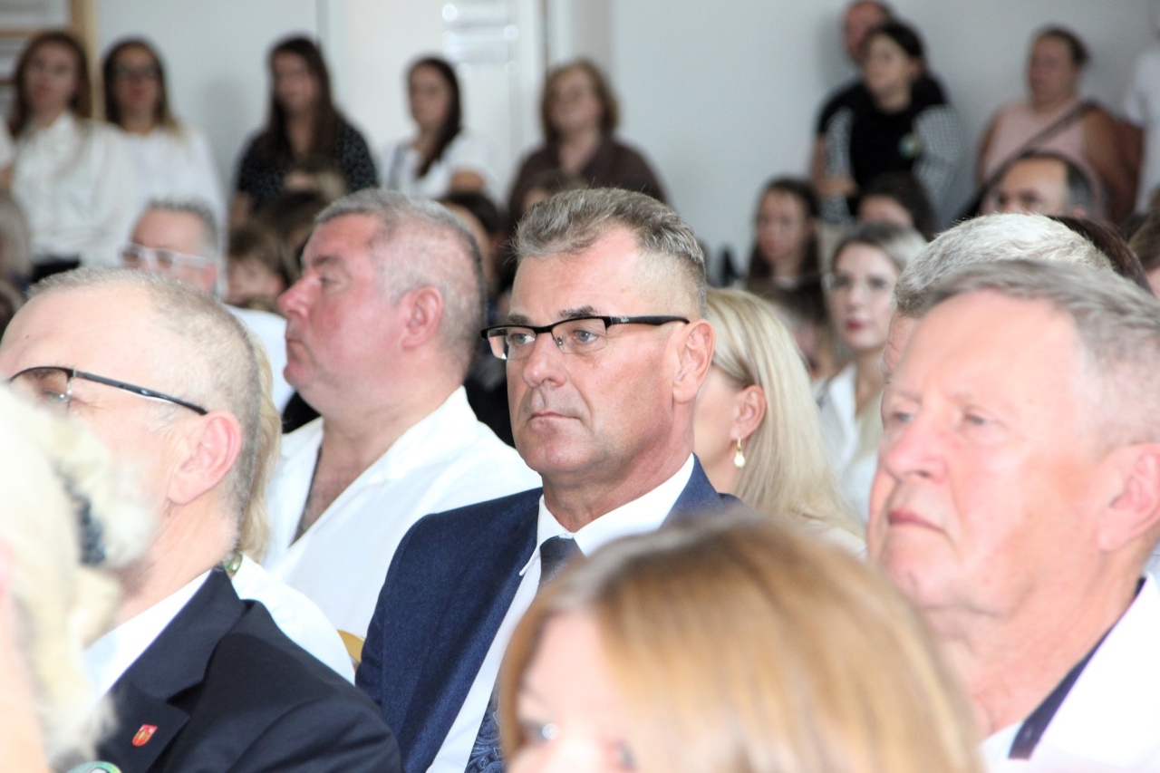 Uroczyste rozpoczęcie roku szkolnego 2025/26 w Dzbeninie [01.09.2025] - zdjęcie #28 - eOstroleka.pl